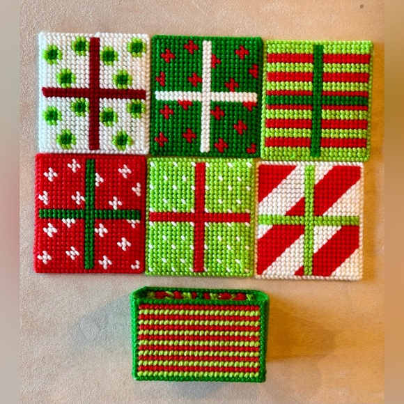 New Handmade Christmas Yarn & Needlepoint set of 6 Coasters in Holder. Vintage - Picture 13 of 13
